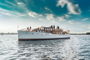 Schiffstour in Berlin - die Motoryacht Fitzgerald in Komplettansicht