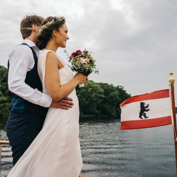 Brautpaar mit Berliner Flagge auf der Motoryacht Fitzgerald